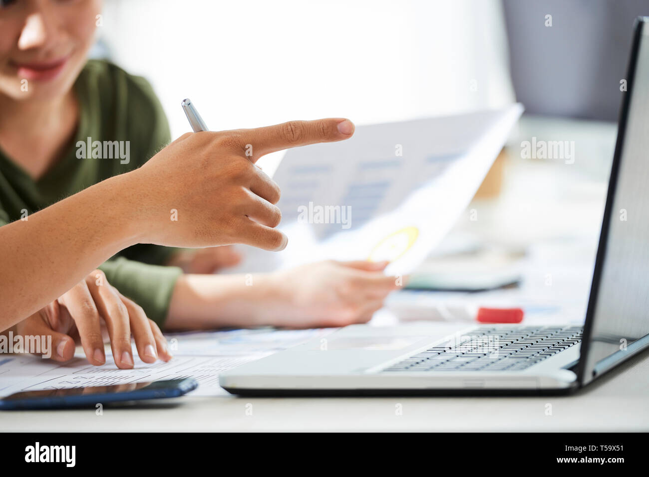 Expliquer l'idée à collègue Banque D'Images