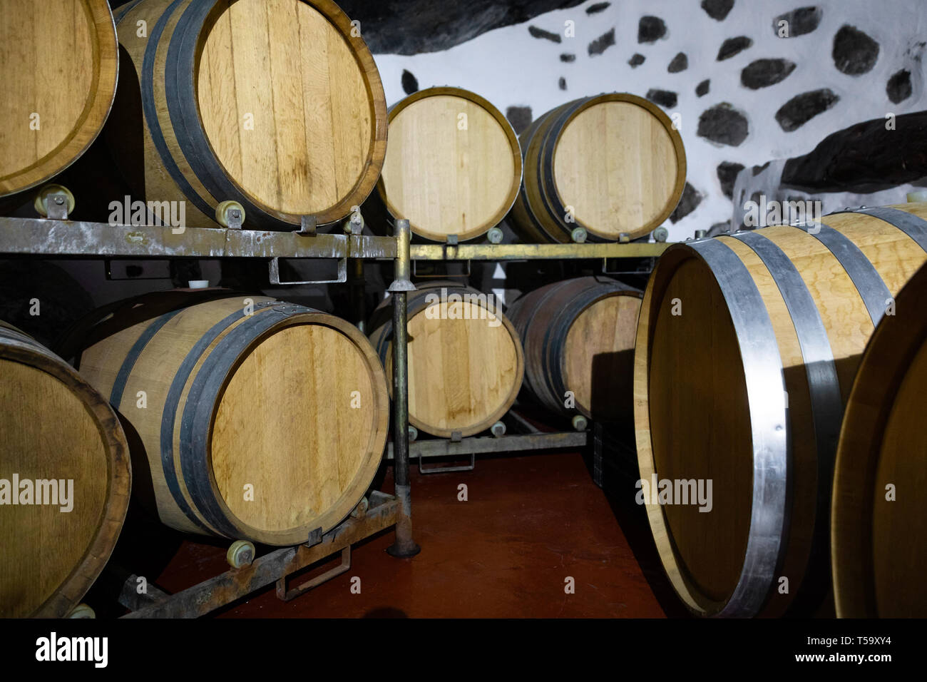 Des tonneaux de bois de chêne dans la cave à vins stockés à au-dessous du sol Banque D'Images