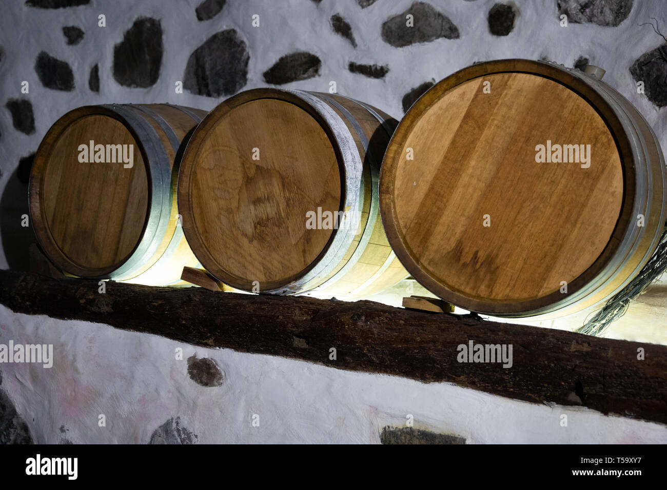 En tonneaux à vin cellier dans cave obscure Banque D'Images