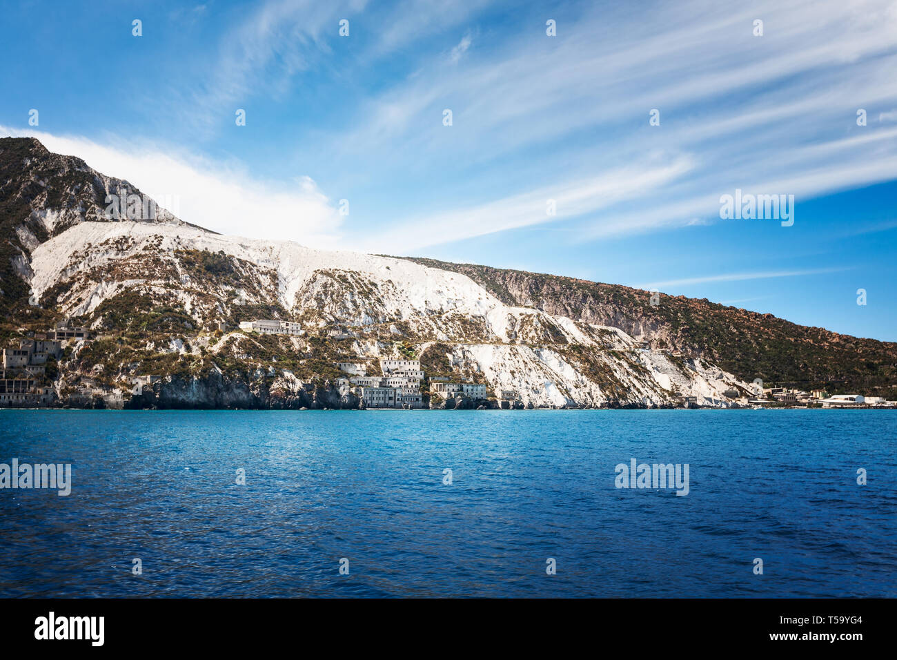 Îles Éoliennes. L'île de Salina de maisons blanches, la mer Tyrrhénienne, la Sicile, l'Italie. Beau paysage et de destinations de voyage Banque D'Images