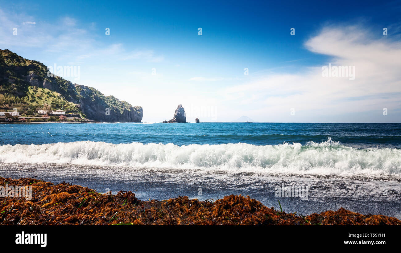 Îles Éoliennes. Deux falaises près de la mer Tyrrhénienne, l'île de Vulcano, Sicile, Italie. Beau paysage et de destinations de voyage Banque D'Images