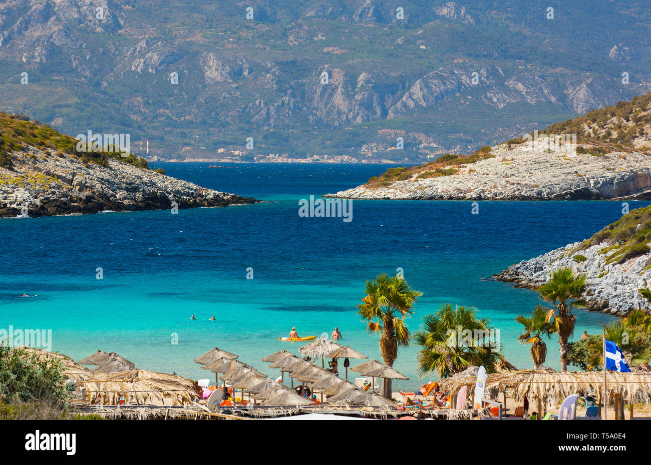 L'île de Samos, Grèce - 15 septembre 2017 : Belle Livadaki beach, les touristes bénéficiant d'une belle journée d'été sur l'île de Samos en Grèce Banque D'Images