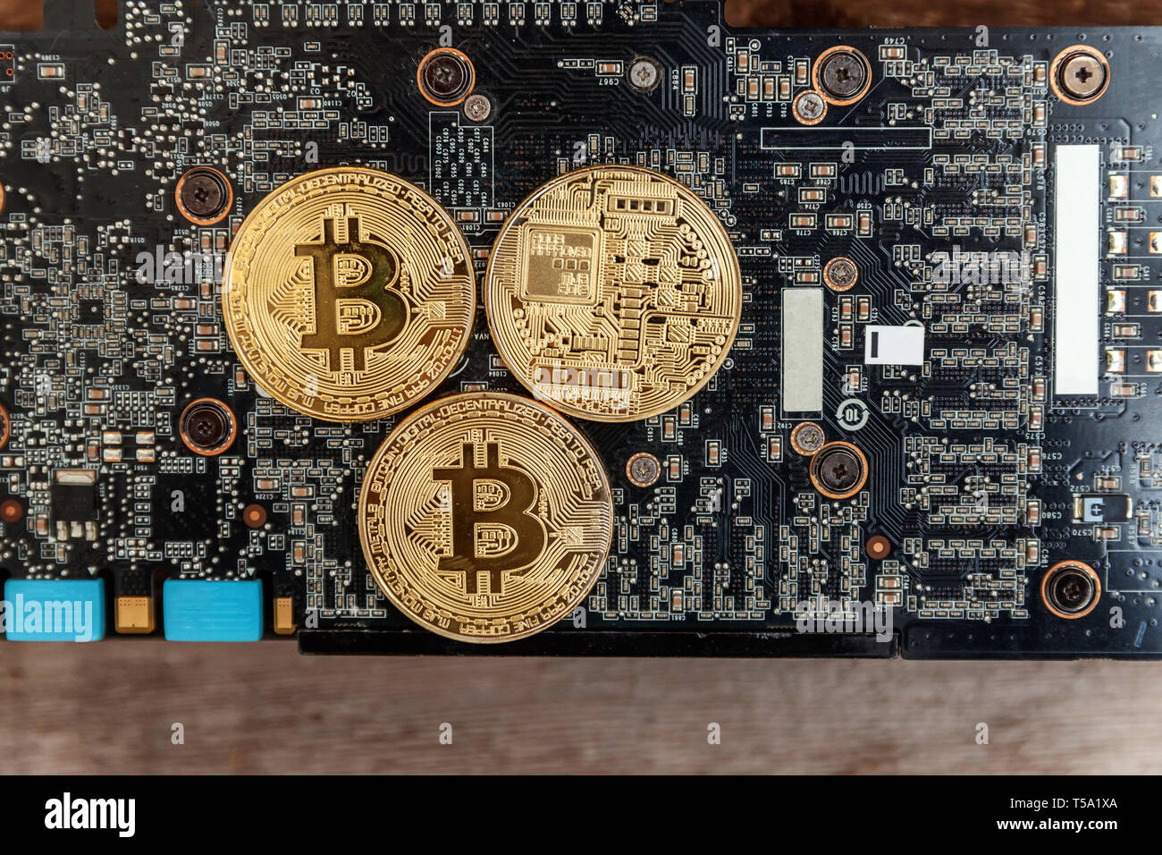 Les Bitcoins se trouvent sur la carte vidéo, le concept de l'exploitation minière. L'argent virtuel électronique pour le web banking et le réseau international de paiement. Symbole de crypto curren Banque D'Images