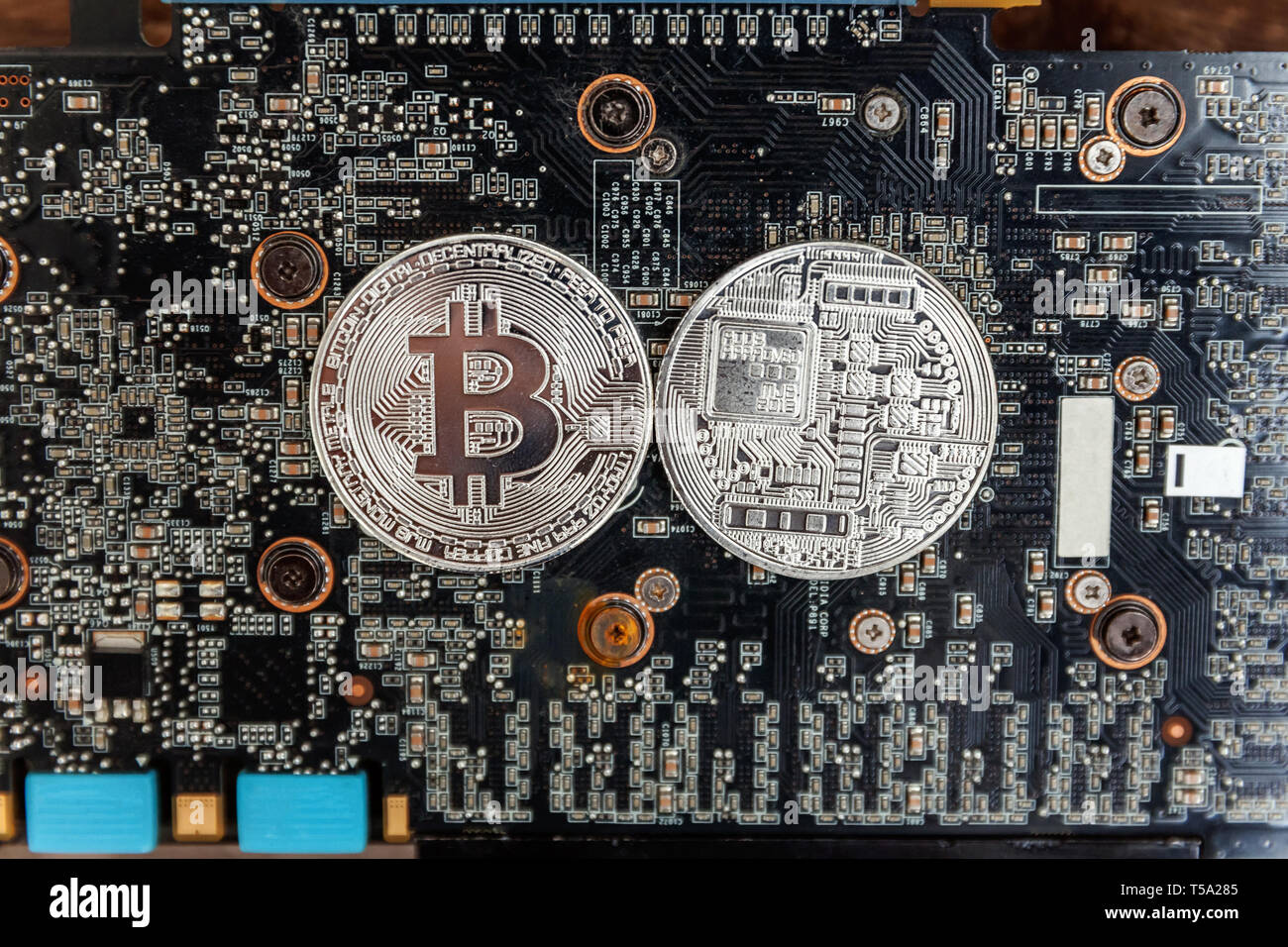 Les Bitcoins se trouvent sur la carte vidéo, le concept de l'exploitation minière. L'argent virtuel électronique pour le web banking et le réseau international de paiement. Symbole de crypto curren Banque D'Images