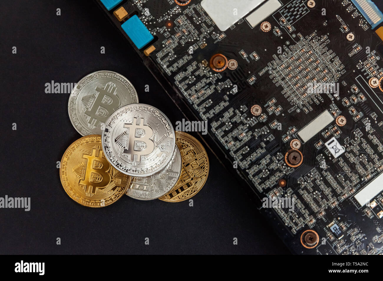 Les Bitcoins se trouvent sur la carte vidéo, le concept de l'exploitation minière. L'argent virtuel électronique pour le web banking et le réseau international de paiement. Symbole de crypto curren Banque D'Images