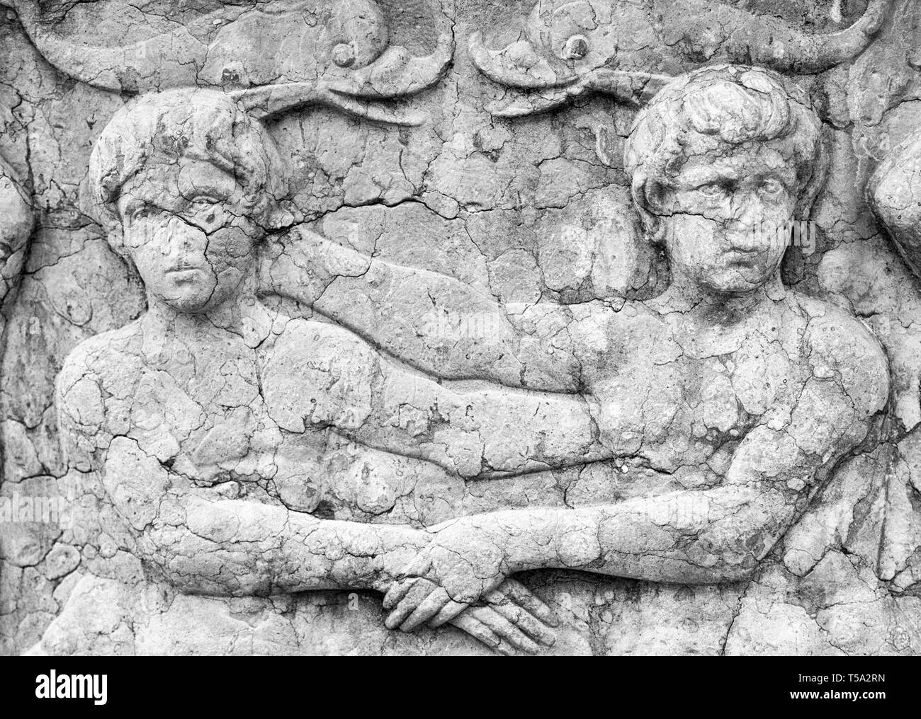 Un ancien de l'ornementation sculpturale révèle un couple holding sur l'autre, lointain encore, révélant la nature parfois contradictoires du mariage Banque D'Images