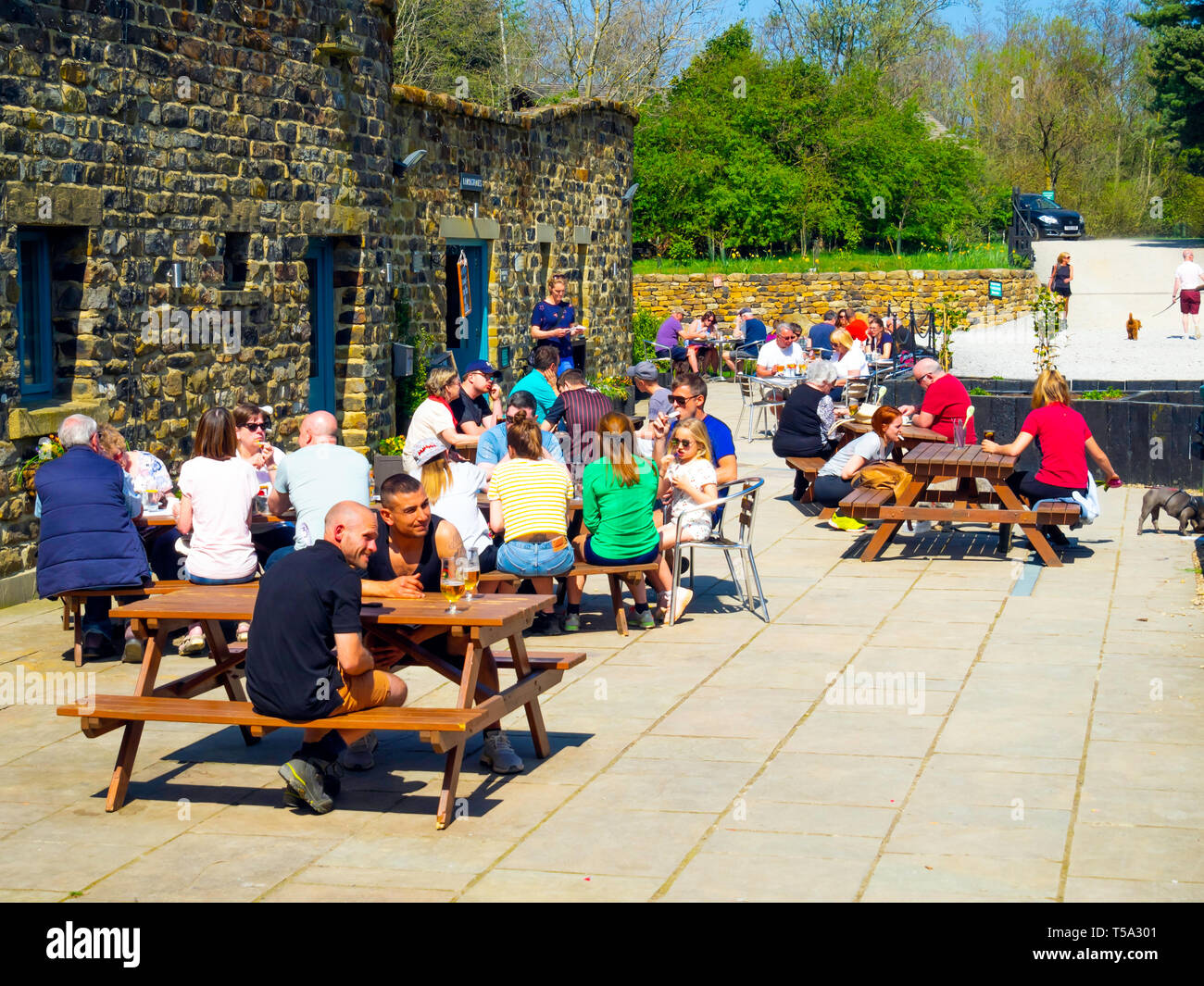 Des groupes de la famille profiter de soleil du printemps à l'Éternel populaires dans le café Pierres Cleveland Hills North Yorkshire Moors National Park Banque D'Images
