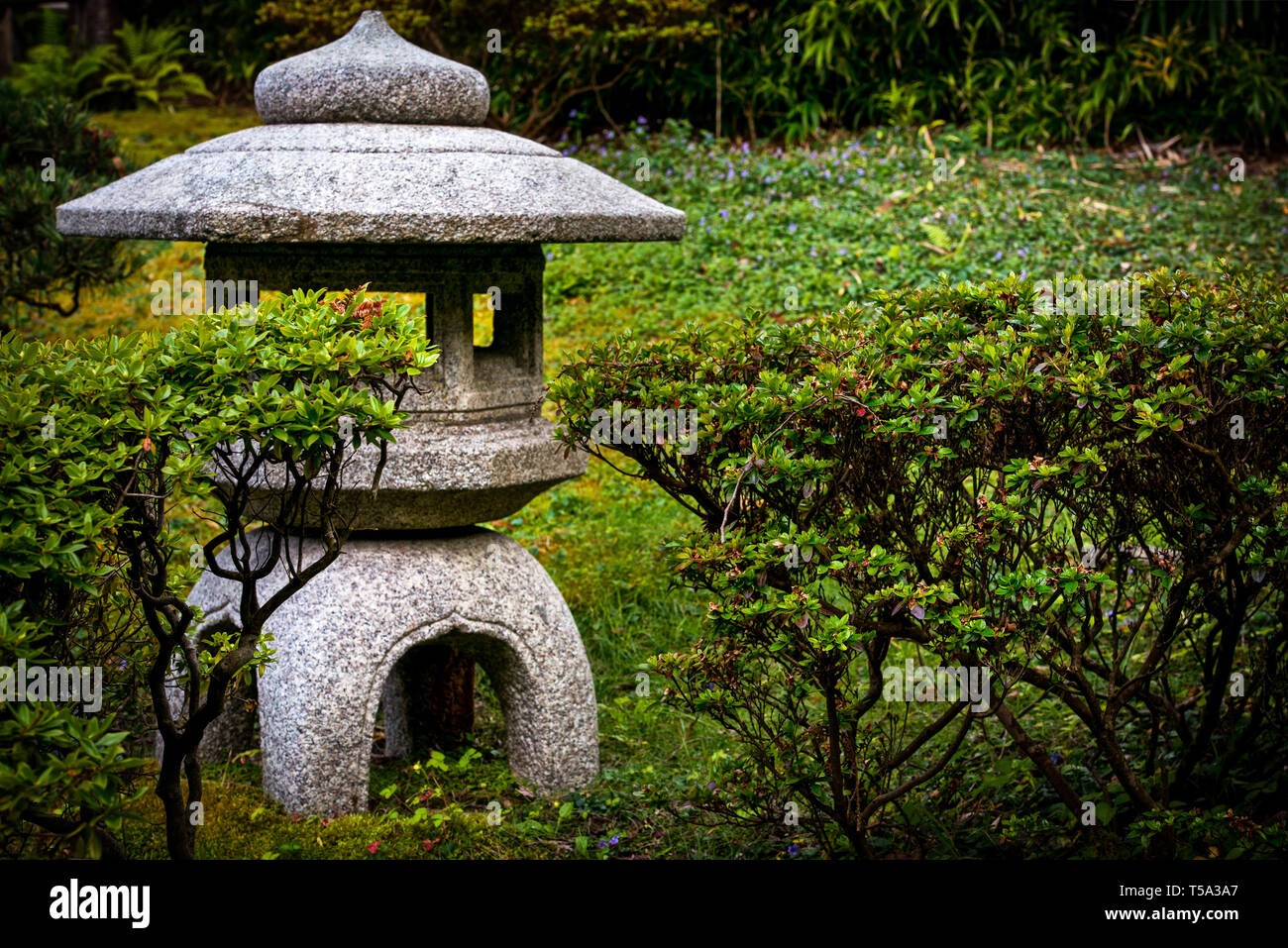 Stone temple décoration de jardin dans le jardin de thé japonais situé dans le Golden Gate Park, San Francisco en Californie. Banque D'Images
