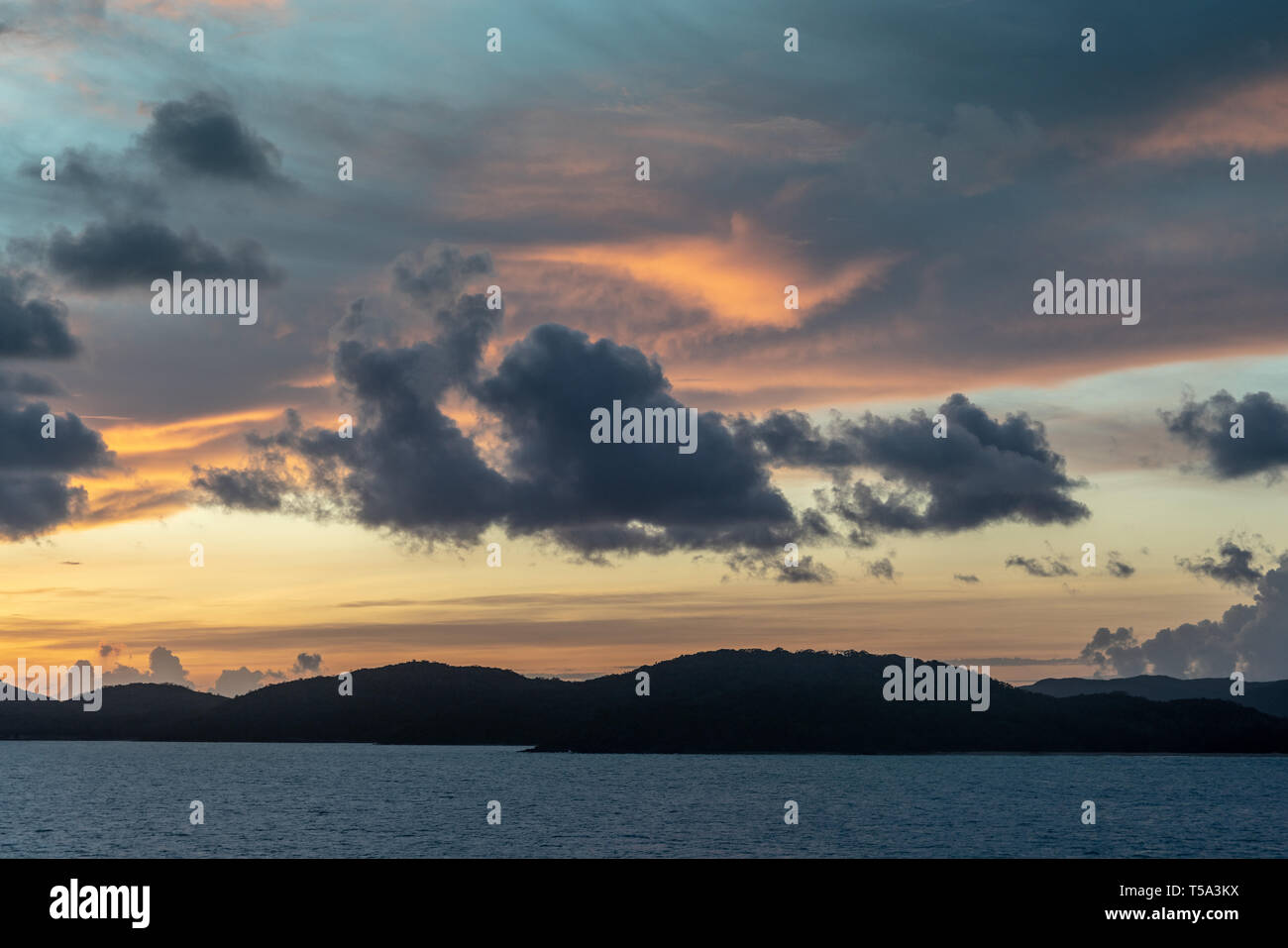 L'île Thursday, Australie - 20 Février 2019 : Pré-sunrise tourné sur l'archipel des îles du détroit de Torres montre les nuages bleu foncé dans la lumière jaune et rouge Banque D'Images