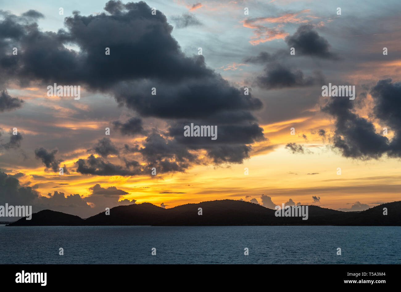 L'île Thursday, Australie - 20 Février 2019 : Pré-sunrise tourné sur l'archipel des îles du détroit de Torres montre les nuages bleu foncé dans la lumière jaune et rouge Banque D'Images