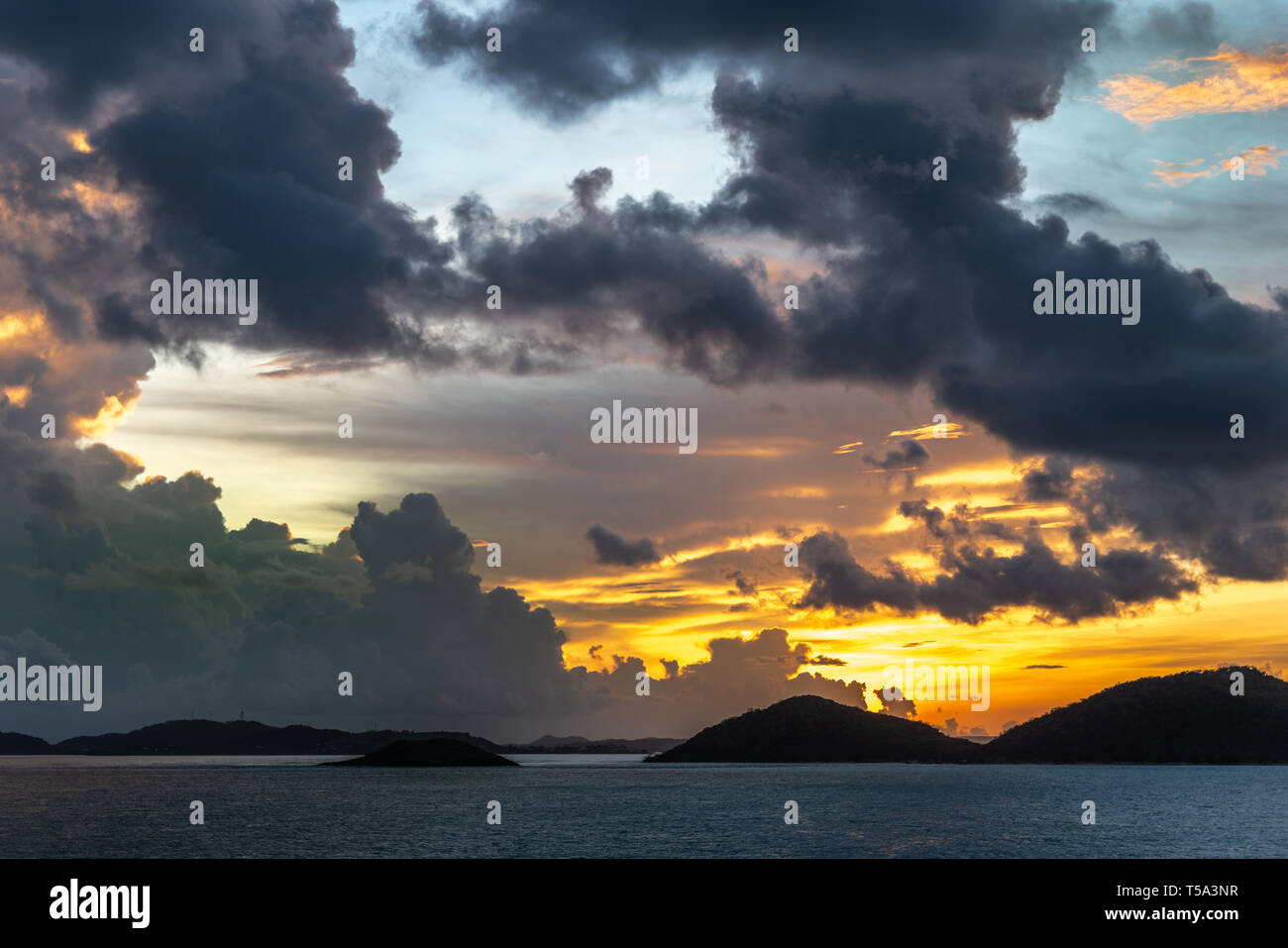 L'île Thursday, Australie - 20 Février 2019 : Pré-sunrise tourné sur l'archipel des îles du détroit de Torres montre les nuages bleu foncé dans la lumière jaune et rouge Banque D'Images