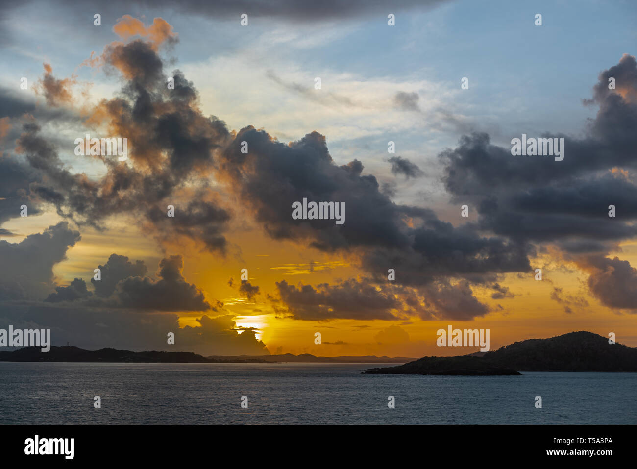 L'île Thursday, Australie - 20 Février 2019 : Sunrise tourné sur l'archipel des îles du détroit de Torres montre les nuages bleu foncé dans la lumière jaune et rouge han Banque D'Images