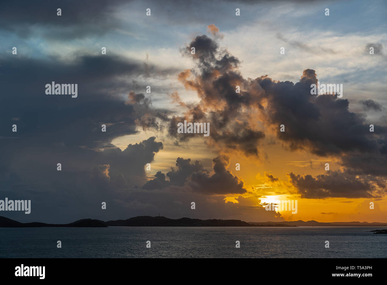 L'île Thursday, Australie - 20 Février 2019 : Sunrise tourné sur l'archipel des îles du détroit de Torres montre les nuages bleu foncé dans la lumière jaune et rouge han Banque D'Images