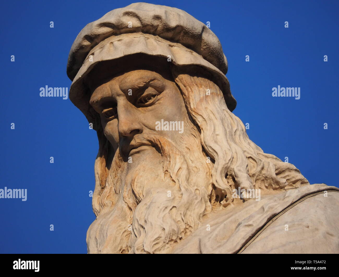 La sculpture de Léonard de Vinci dans la place Piazza della Scala, Milan. Banque D'Images