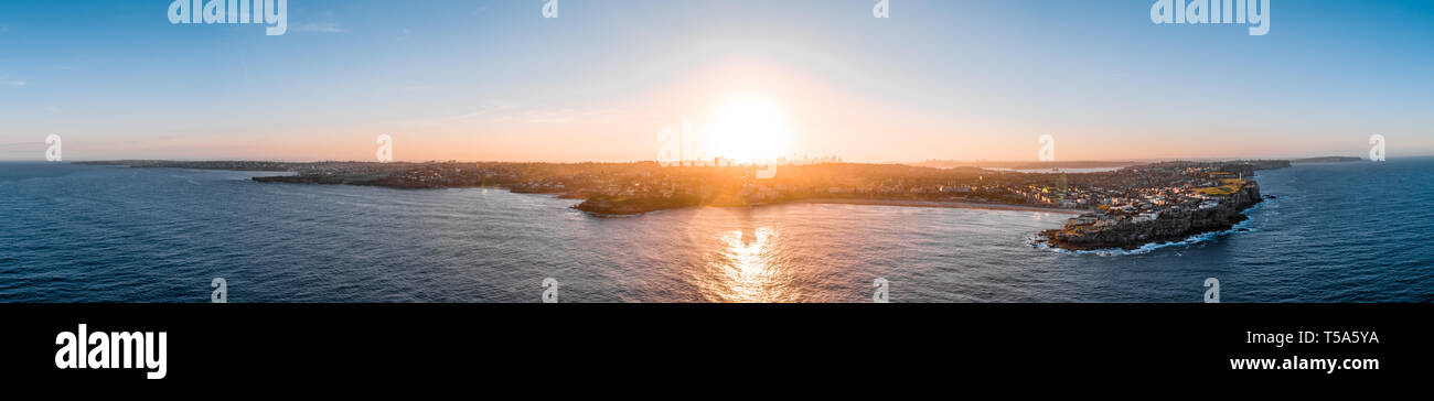 La plage de Bondi Drone abattu au coucher du Soleil avec Sydney CBD en arrière-plan au coucher du soleil Banque D'Images