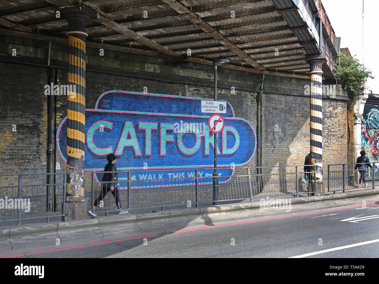 Catford,South London, UK. Nouveau panneau peint sous le pont de chemin de fer dans la tradition 'British Rail' style. South Circular Road. Banque D'Images