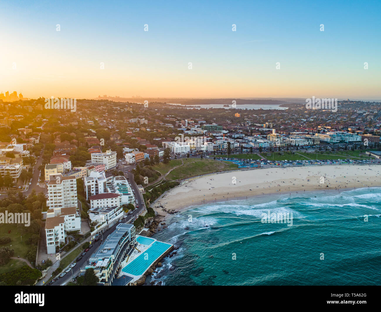 La plage de Bondi Drone abattu au coucher du Soleil avec Sydney CBD en arrière-plan au coucher du soleil Banque D'Images