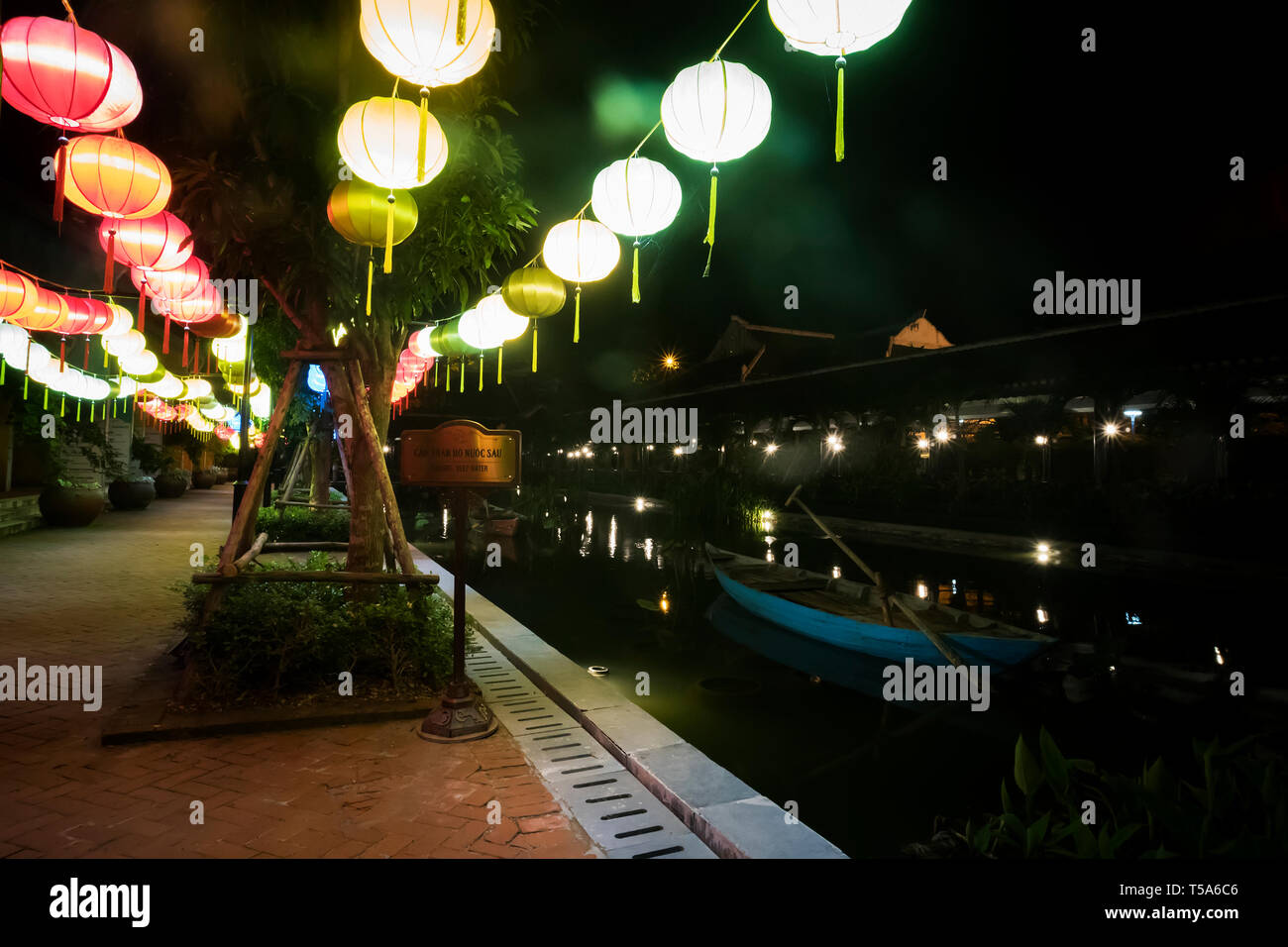 Ba Na Hills, Vietnam - Dec 26, 2019 : Sun World est le parc d'en haut de la colline, un endroit avec des attractions et sites touristiques de nuit Banque D'Images