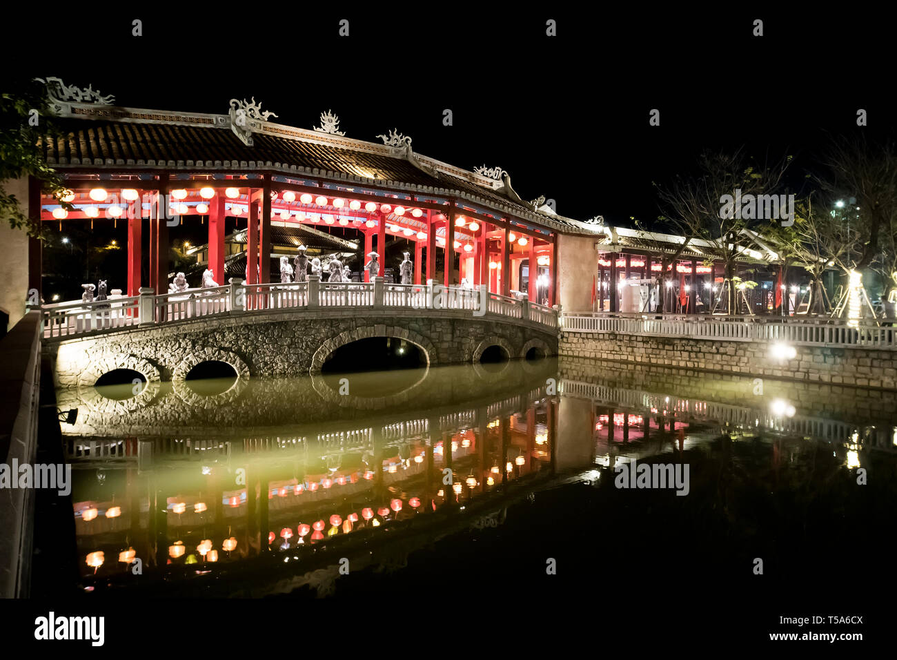 Ba Na Hills, Vietnam - Dec 26, 2019 : Sun World est le parc d'en haut de la colline, un endroit avec des attractions et sites touristiques de nuit Banque D'Images