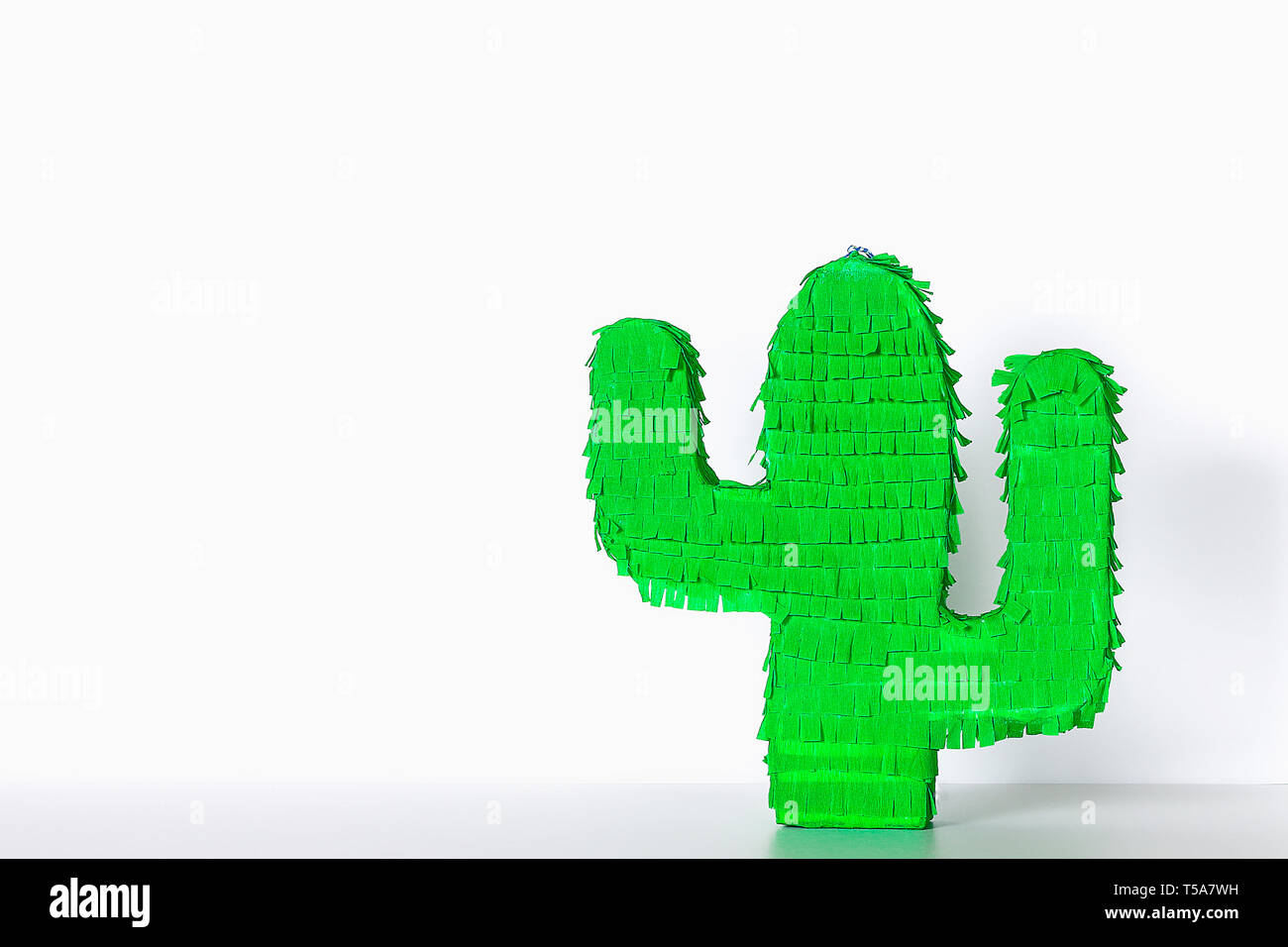Cinco de Mayo Diy Pinata mexicaine Cactus en carton et papier crépon vos propres mains sur un fond bleu. Idée cadeau, décoration, jeu Le Cinco de Mayo. L'étape Banque D'Images