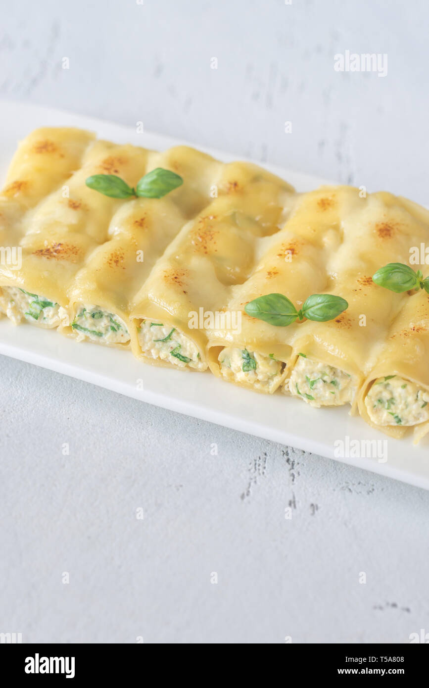 Les pâtes cannelloni farcis au ricotta et épinards Banque D'Images