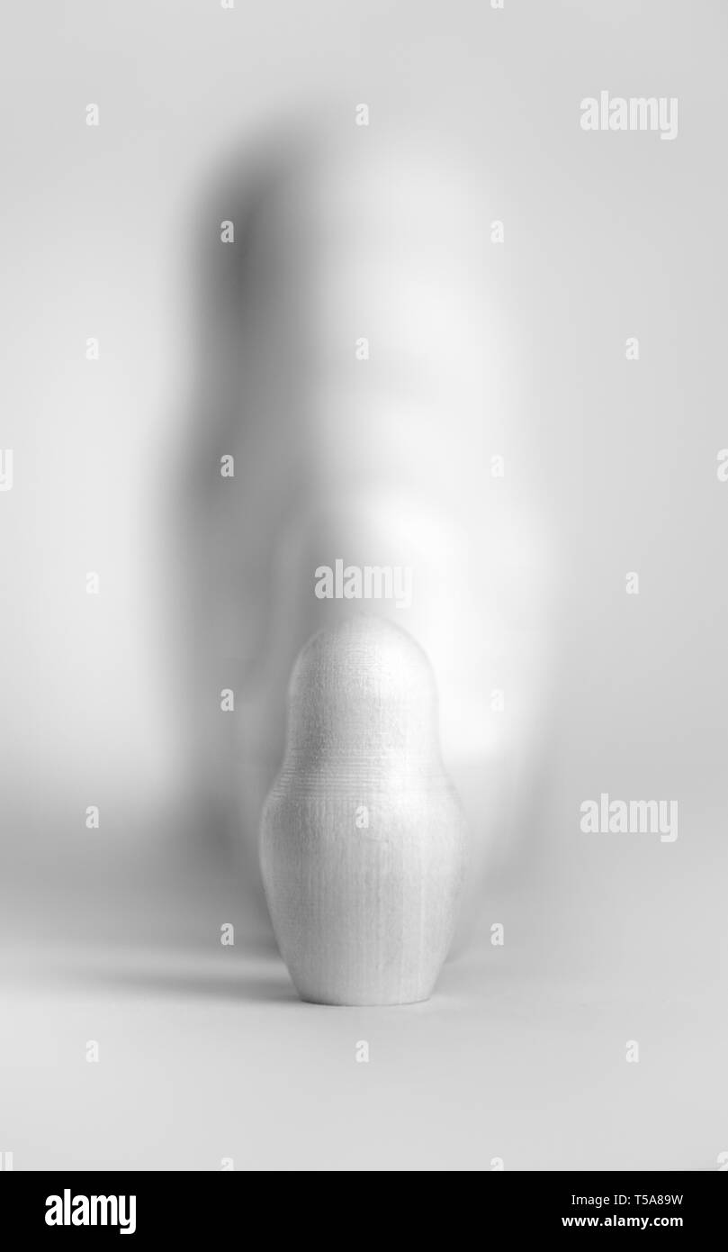 Poupée en bois, poupées de bois. isolé sur fond blanc. Banque D'Images