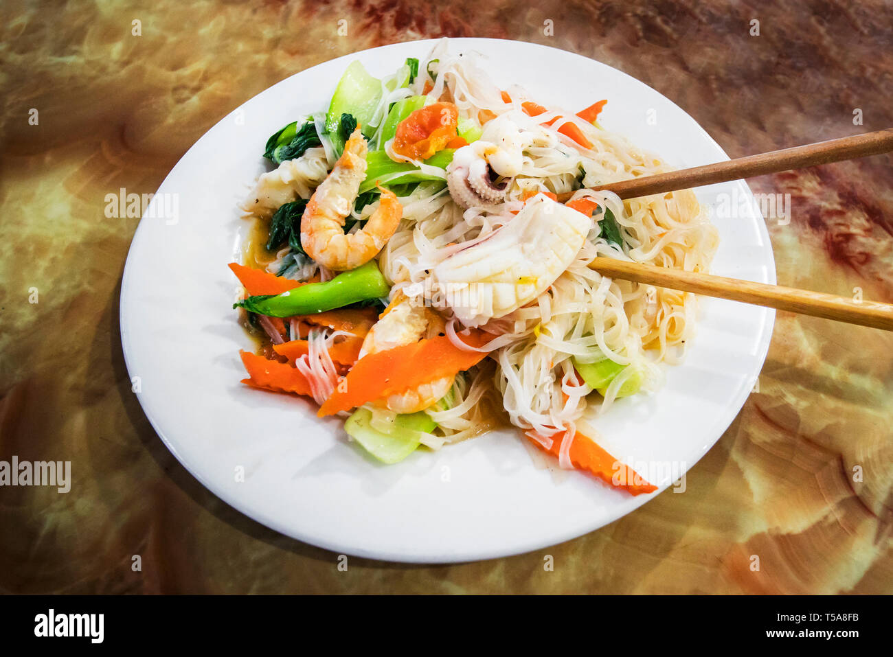 Nouilles frites style thaï aux crevettes, riz frit aux crevettes Bâtonnets de poulpes et de poissons, pad thaï aux crevettes, Close up Banque D'Images