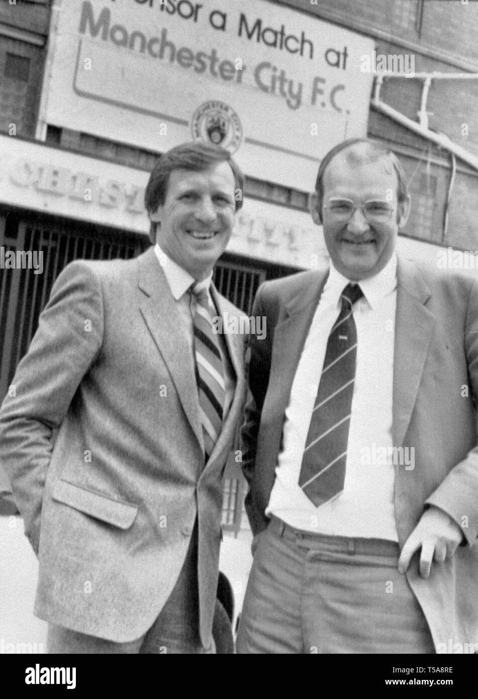 Gestionnaire celtique Billy McNeill (l), qui devrait prendre la relève comme manager de Manchester City, au Maine Road avec secrétaire du club Bernard Halford. Banque D'Images