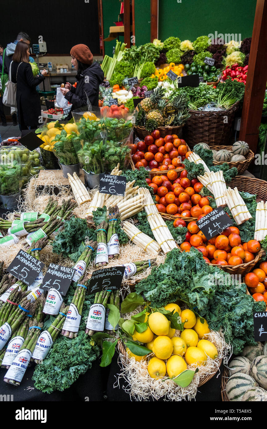 Fruits et légumes frais pour la vente au Borough Market à Londres. Banque D'Images