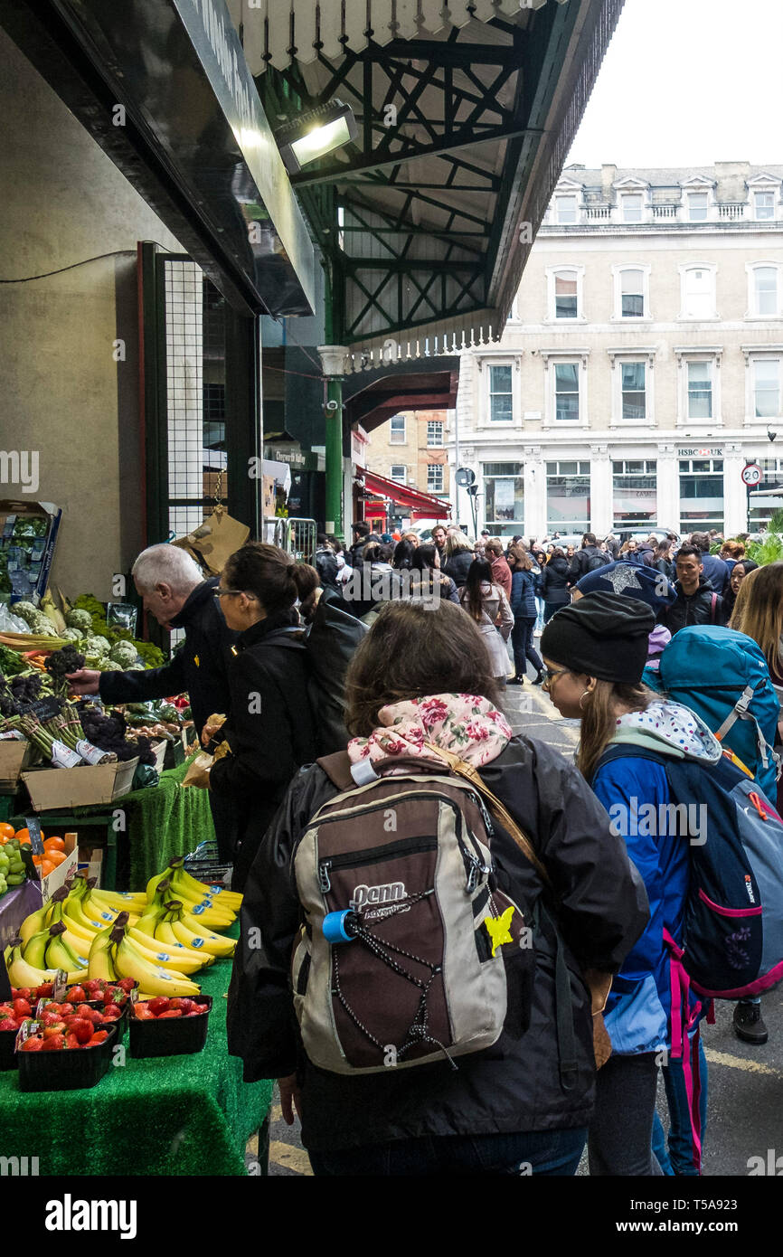 Consommateurs et aux touristes à Borough Market à Londres. Banque D'Images