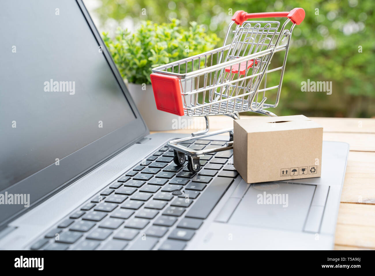 Boîtes et mobile sur un clavier d'ordinateur portable. Des idées sur les achats en ligne, achats en ligne est une forme de vendeur sur Internet. - Image Banque D'Images