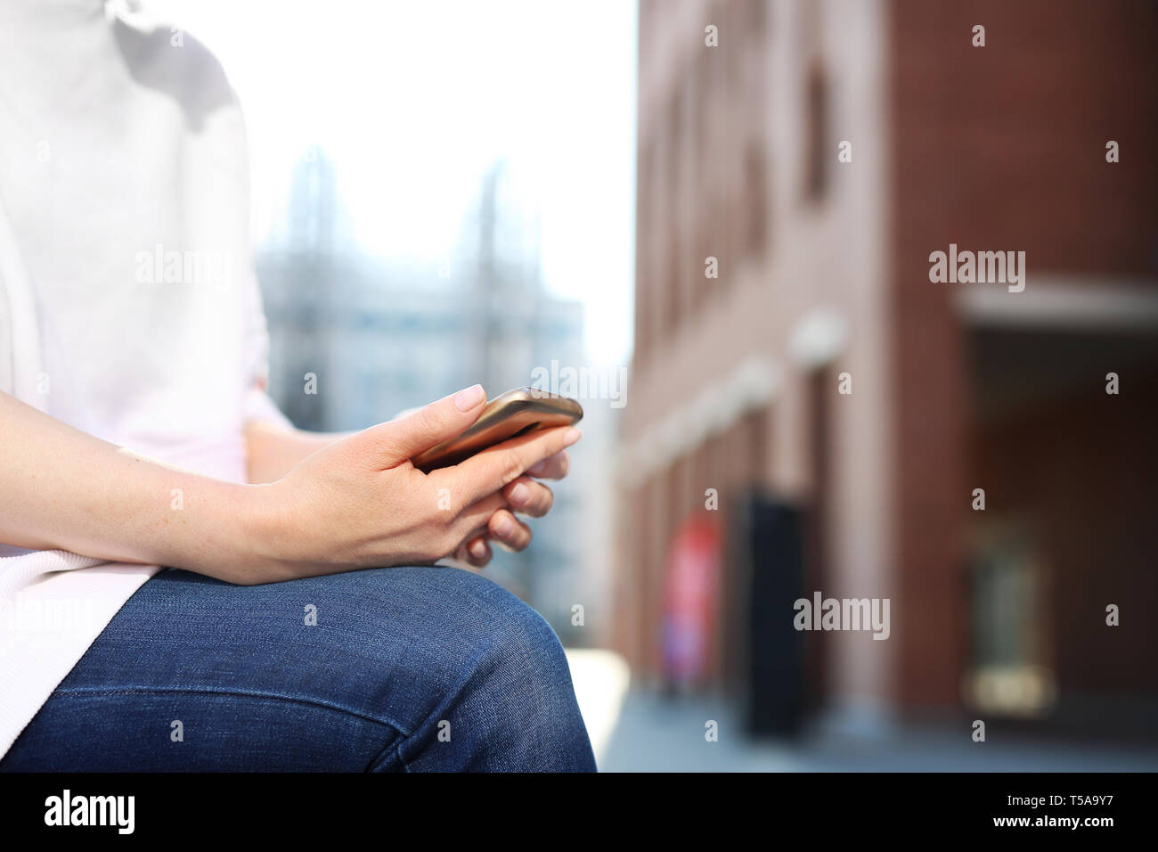 La rédaction des messages sur le Communicator sur votre smartphone. Banque D'Images