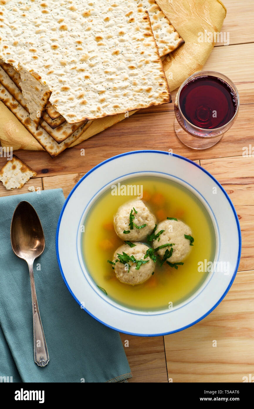 Soupe Matzoh délicieux ball avec des craquelins et du vin Banque D'Images