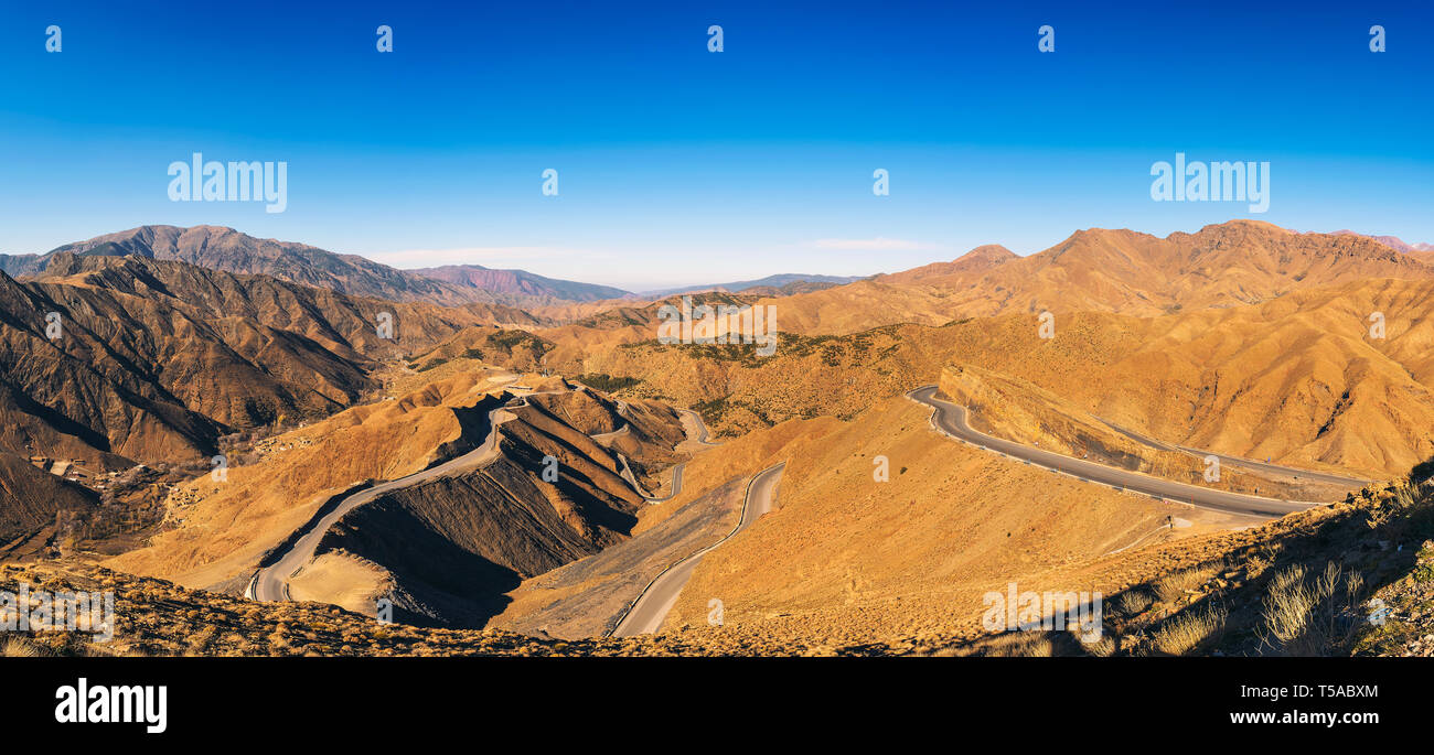 Route à travers un col de montagne dans les montagnes de l'Atlas, Maroc Banque D'Images