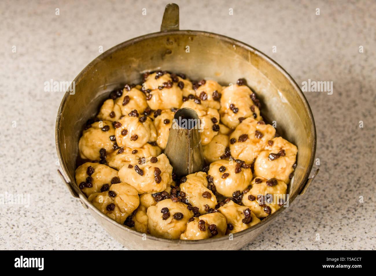 Boules Non Cuite De Pain De Singe Egalement Appele Monkey Puzzle Pain Pain Pain Gateau Africain Collantes Couronne D Or Pincez Moi Arrache Gateau Gateau Il Bubblelo Photo Stock Alamy