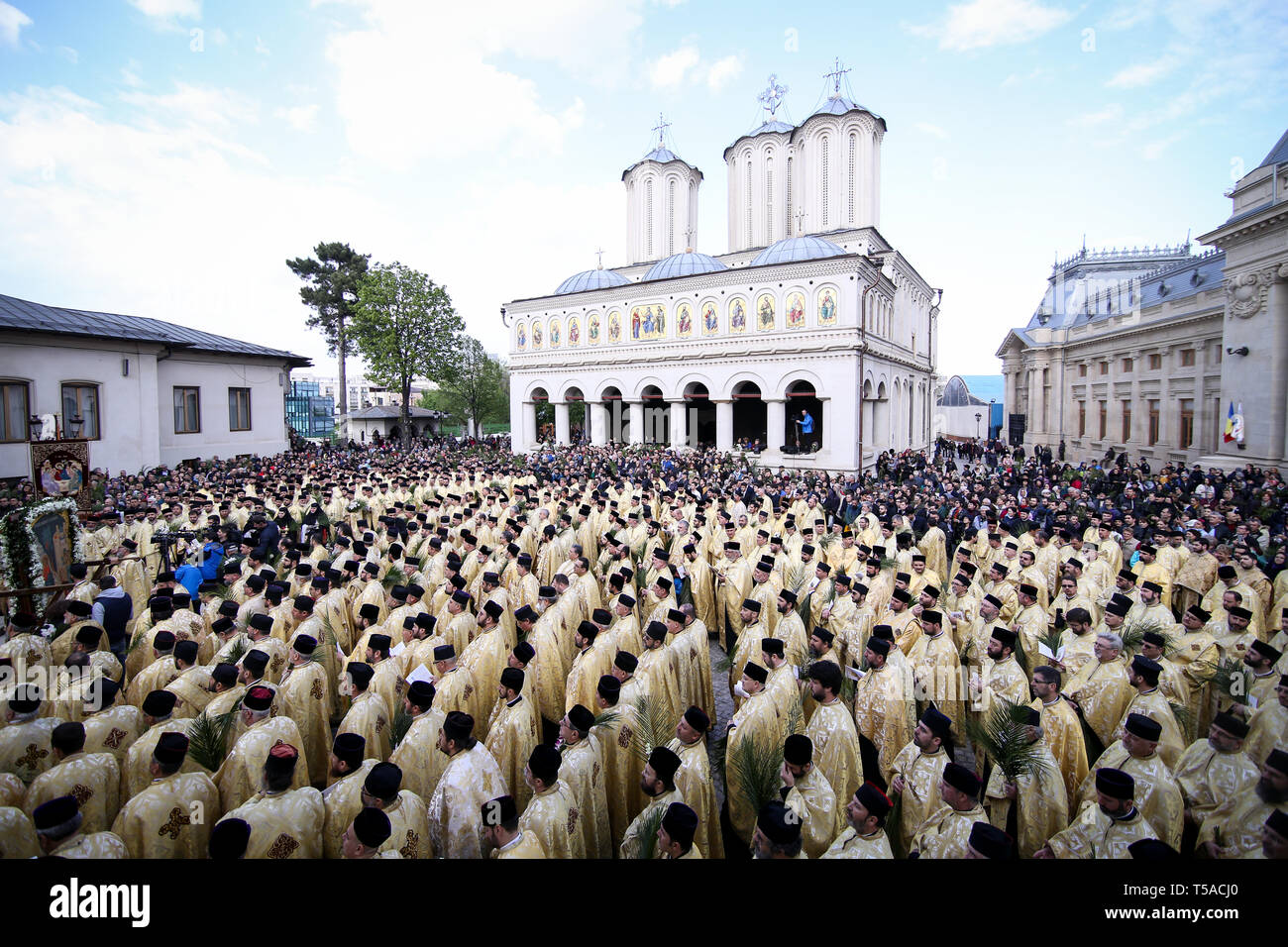 Bucarest, Roumanie - 20 Avril 2019 : les prêtres orthodoxes roumains lors d'un pèlerinage des rameaux procession à la Cathédrale Patriarcale de Bucarest Banque D'Images