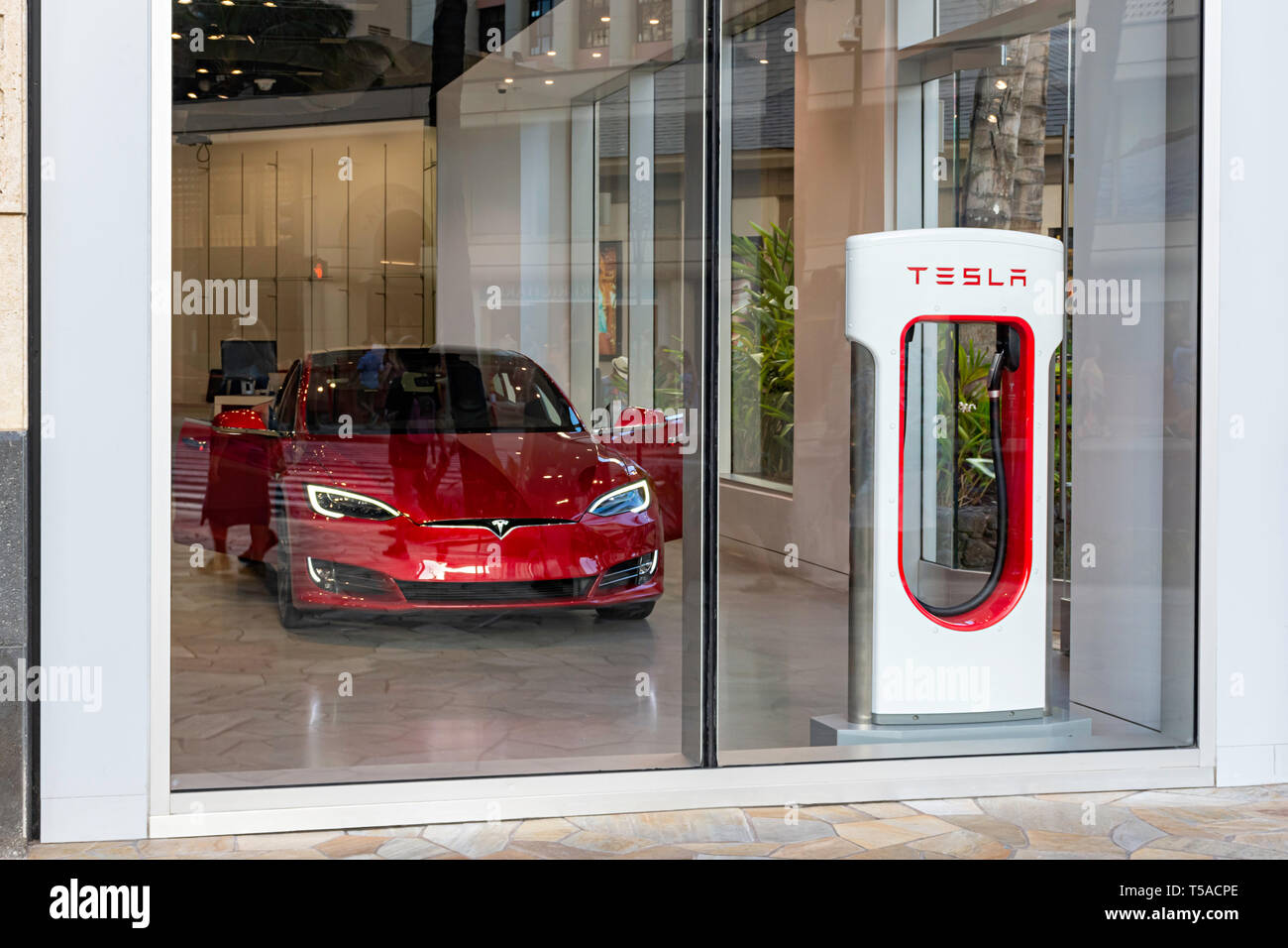 HONOLULU HAWAII USA - 2 avril 2019 : Tesla Motors showroom à Waikiki Beach avec le Tesla Model S au premier plan. Tesla Motors est un concepteur et m Banque D'Images