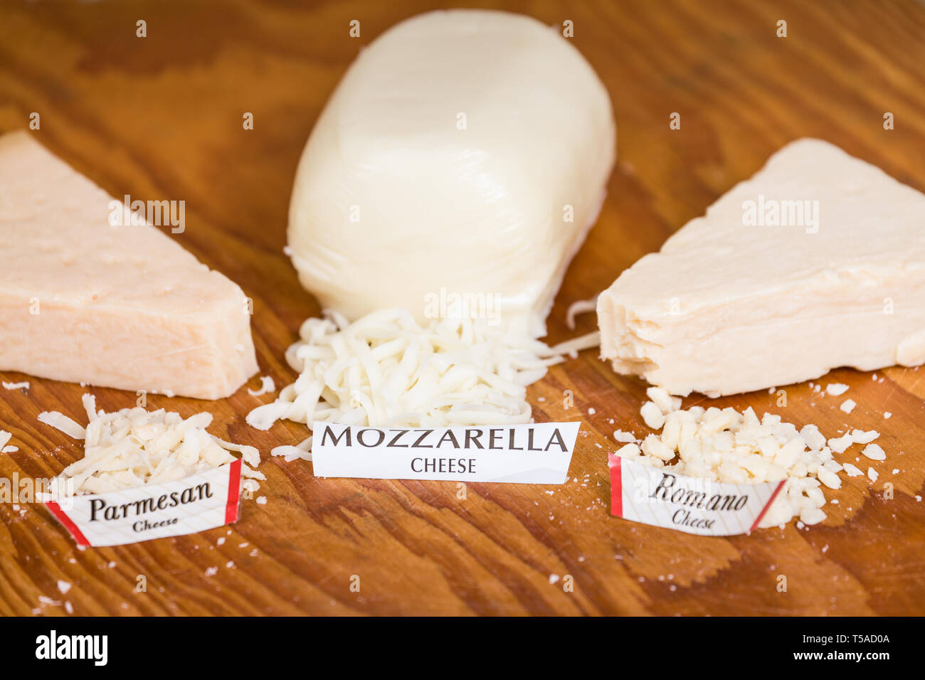 À l'aide d'une variété (mozzarella, parmesan et romano) de fromage râpé sur une pizza ajoute beaucoup à la saveur Banque D'Images