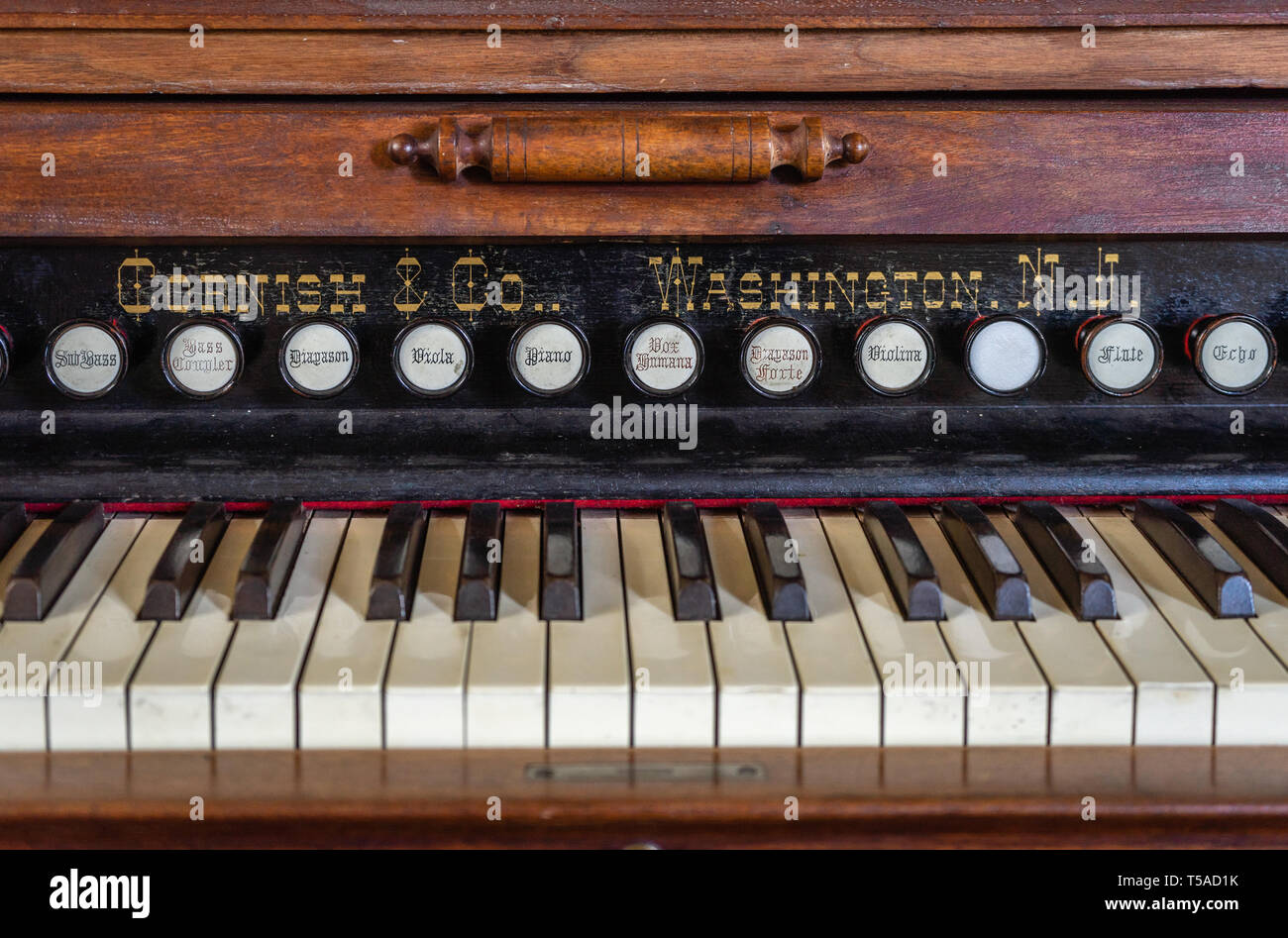 Close up d'un antique orgue par 'The Cornish Piano & Organ Company' Banque D'Images