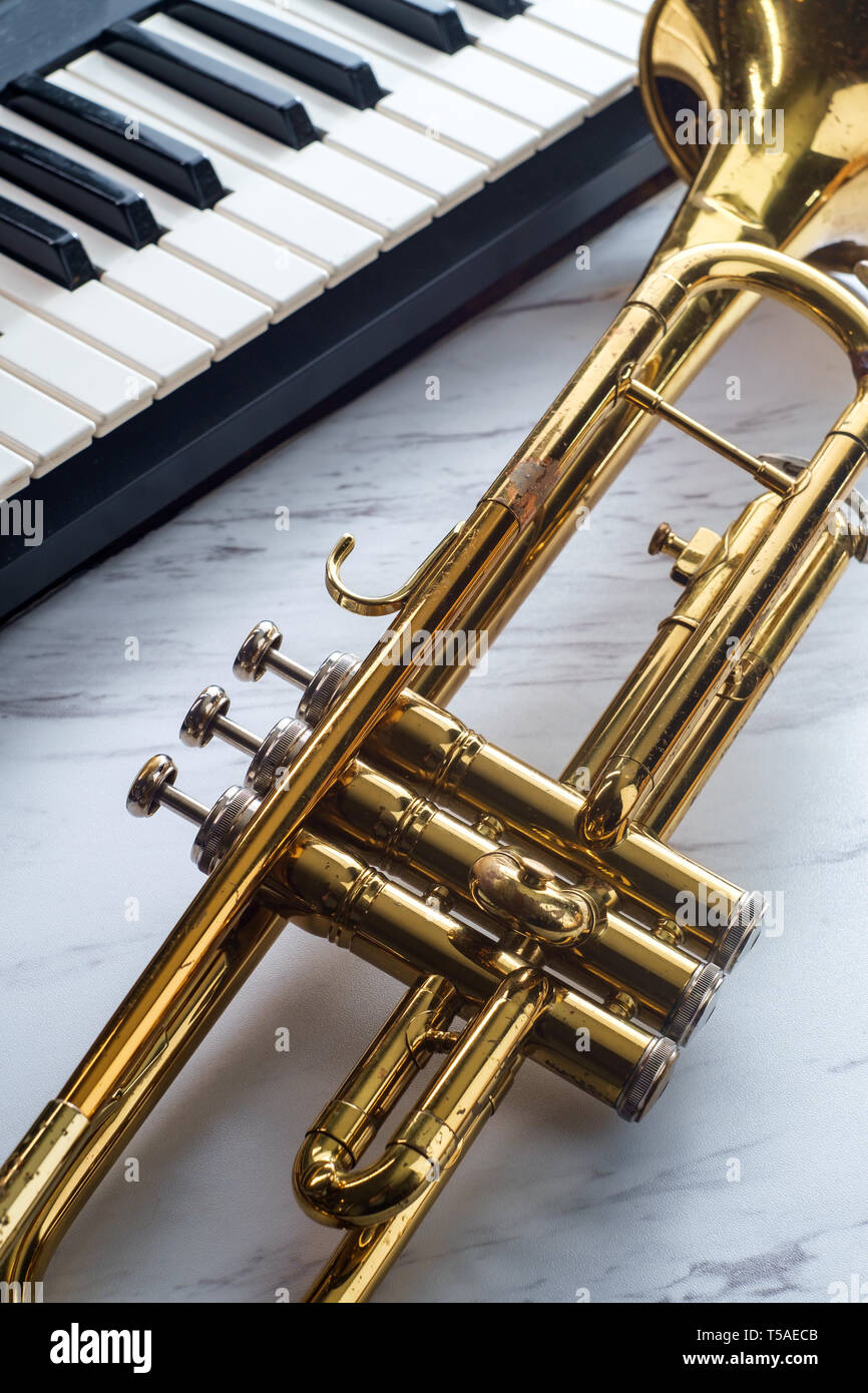 Rusty old classical trumpet sur table de marbre à côté du clavier de piano  électrique Photo Stock - Alamy