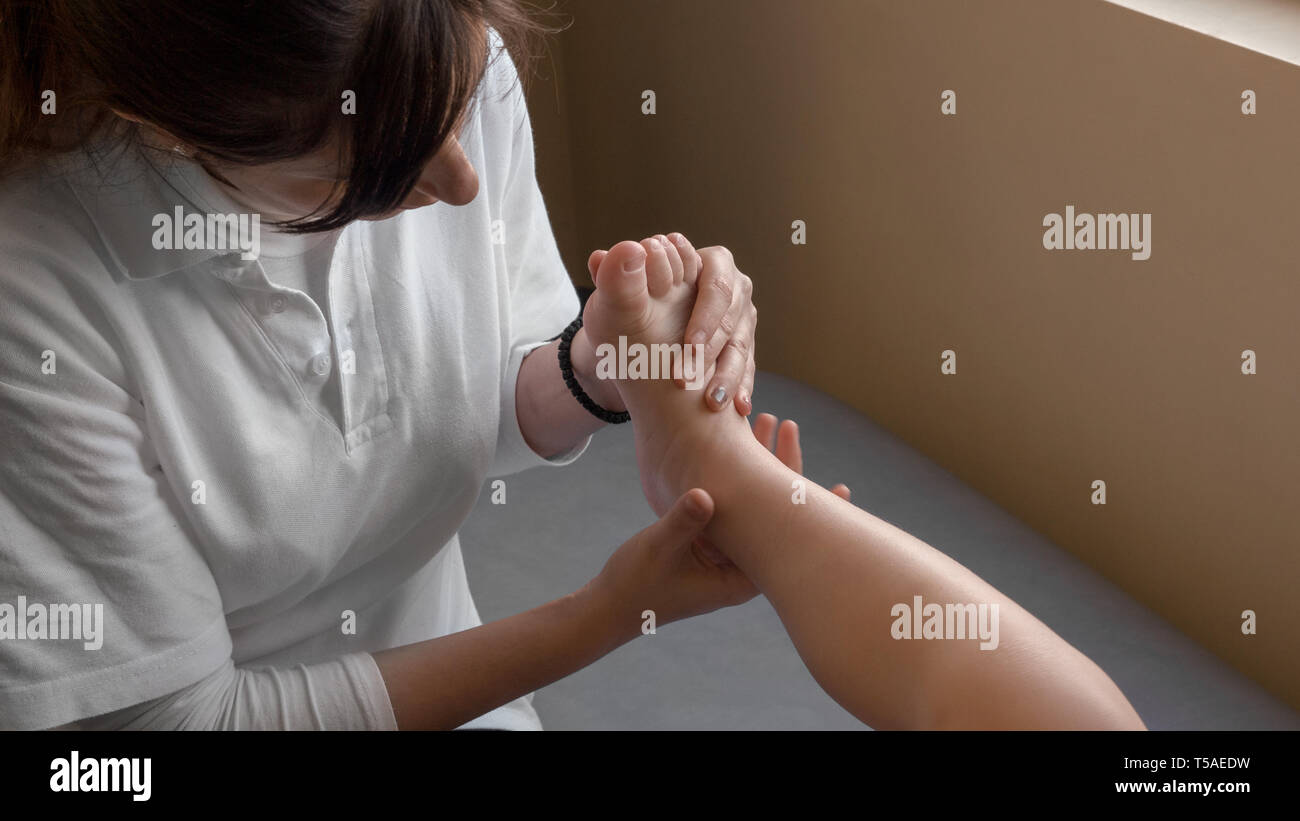 L'inspection d'un baby foot Banque D'Images