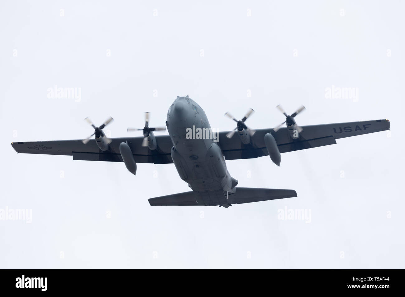 Louisville, Kentucky, USA - 13 Avril 2019 : Thunder over Louisville, United States Air Force C-130H effectuant une volée par lors d'une chute du fret en parachute Banque D'Images