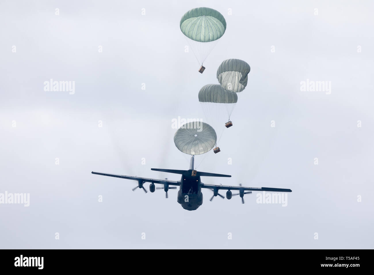 Louisville, Kentucky, USA - 13 Avril 2019 : Thunder over Louisville, United States Air Force C-130H effectuant une volée par lors d'une chute du fret en parachute Banque D'Images