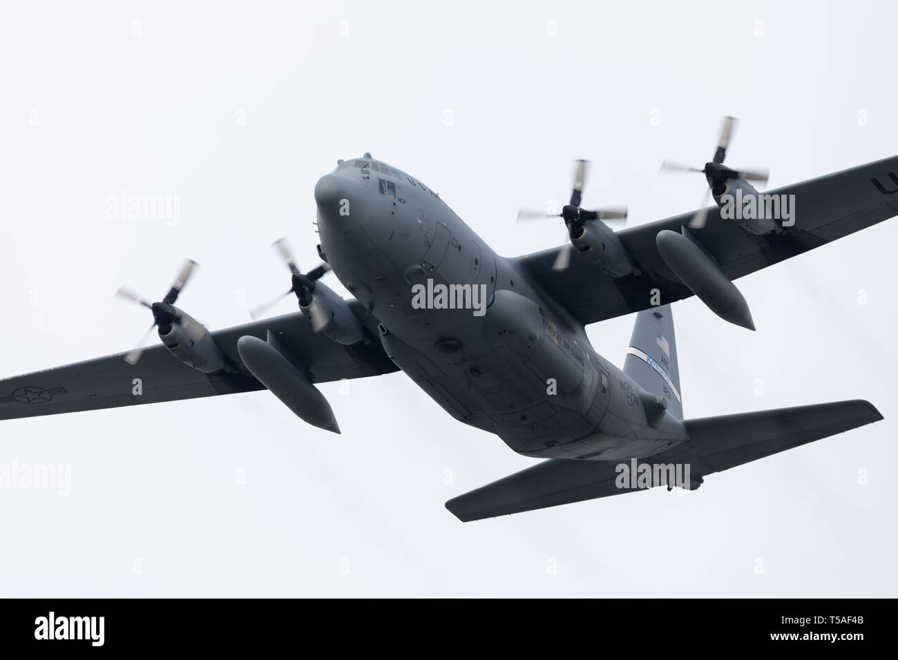 Louisville, Kentucky, USA - 13 Avril 2019 : Thunder over Louisville, United States Air Force C-130H effectuant une volée par lors d'une chute du fret en parachute Banque D'Images