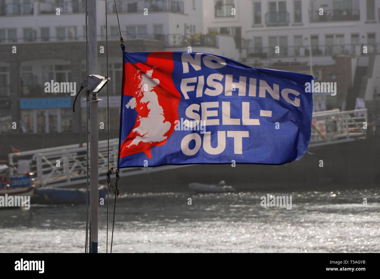 Le pro Brexit message : aucune pêche n'Sell-Out, sur un drapeau lumineux voltigeant dans la brise matinale, le port de Brixham, Devon, UK Banque D'Images