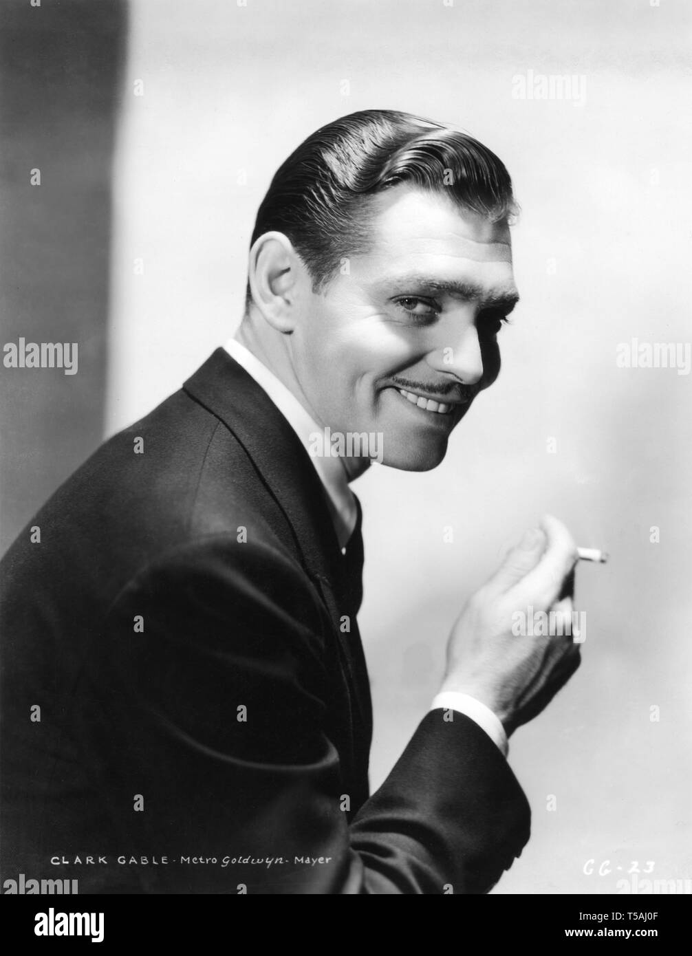 CLARK GABLE Portrait avec la cigarette 1933 Metro Goldwyn Mayer Banque D'Images