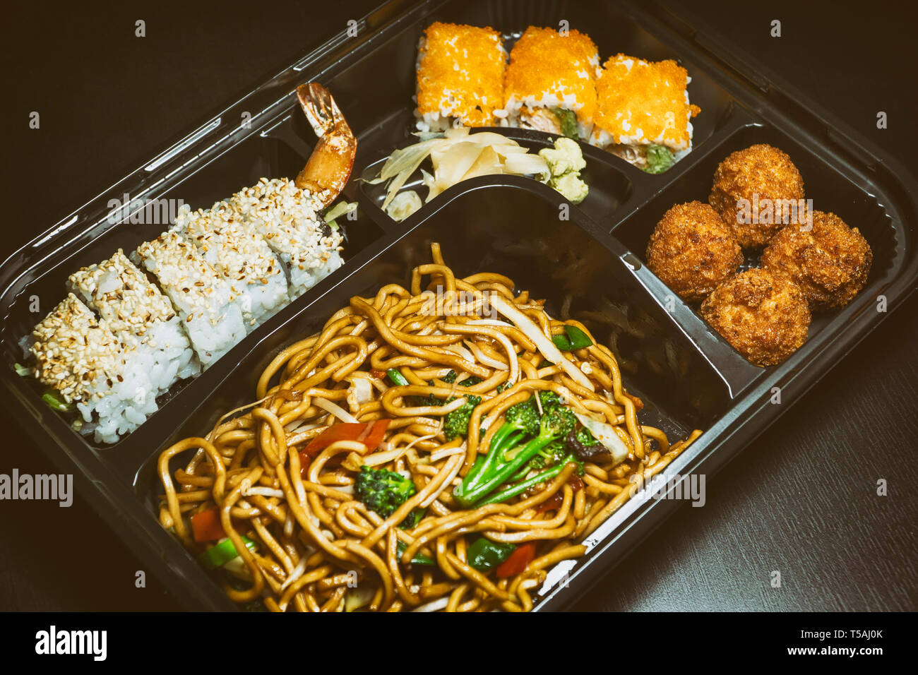 Ensemble traditionnel d'aliments asiatiques sur une plaque de plastique Banque D'Images