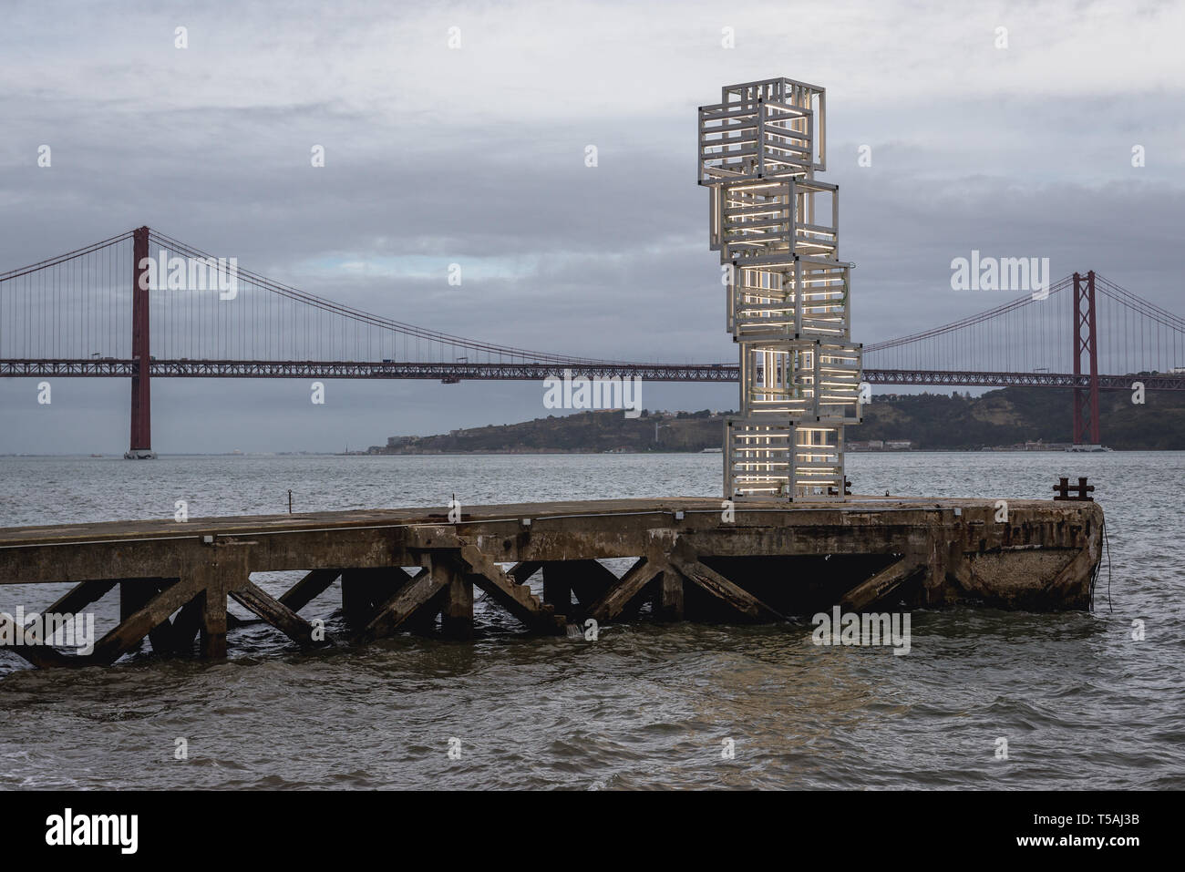 La sculpture centrale Tejo créé par visual artiste Pedro Cabrita Reis Banque D'Images