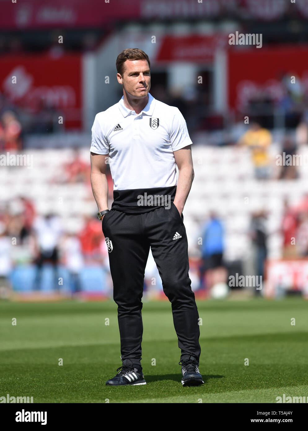 Gardien Fulham manager Scott Parker watches les joueurs s'échauffer au cours de la Premier League match entre l'AFC Bournemouth et Fulham à la vitalité Bournemouth 20 avril 2019 Stade Editorial uniquement. Pas de merchandising. Pour des images de football Premier League FA et restrictions s'appliquent inc. aucun internet/mobile l'usage sans licence FAPL - pour plus de détails Football Dataco contact Banque D'Images