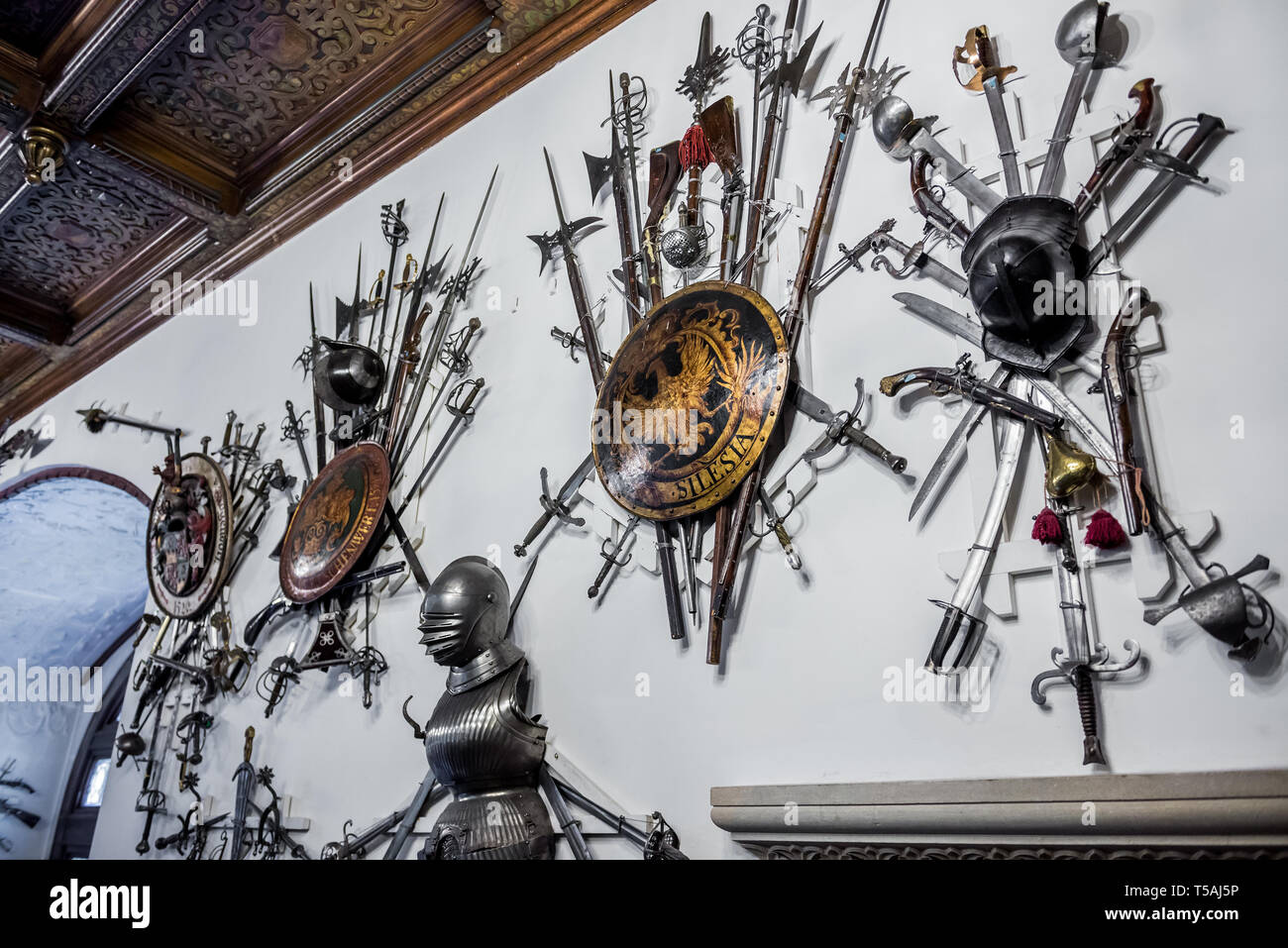 Armes médiévales sur le mur du Grand Hall à l'armurerie du Palais Peles, ancien château royal, construit entre 1873 et 1914 près de Sinaia ville en Roumanie Banque D'Images
